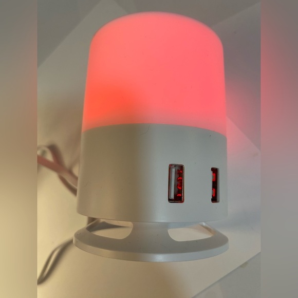 iessentials Light Up Color Changing USB Charging Dock - Picture 5 of 6